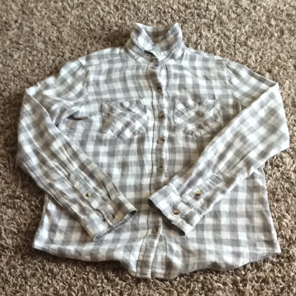 A long sleeve flannel - Picture 2 of 4